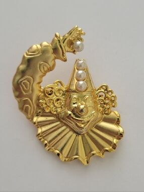 Clown brooch Pin with faux pearl accents Gold Tone Fashion Retro